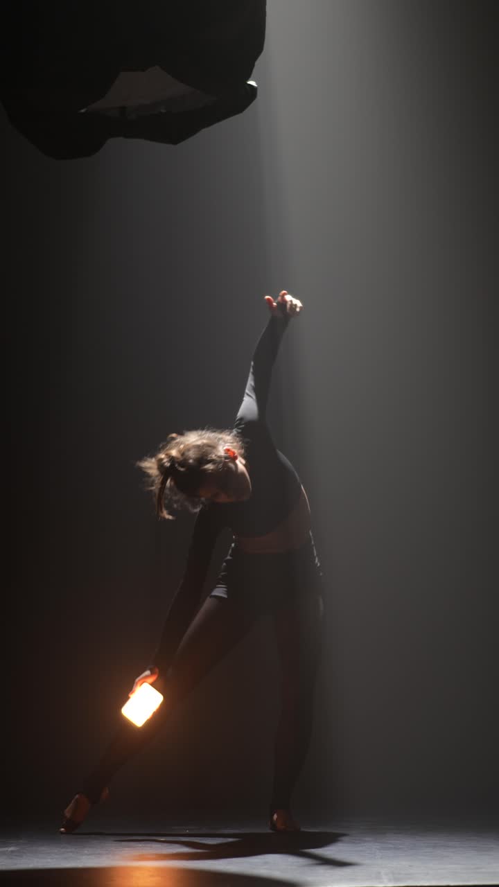 actuación de danza contemporánea con fuego y luz