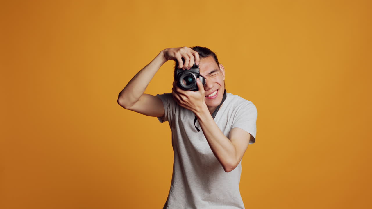 Giovane fotografo professionista che usa una fotocamera reflex digitale