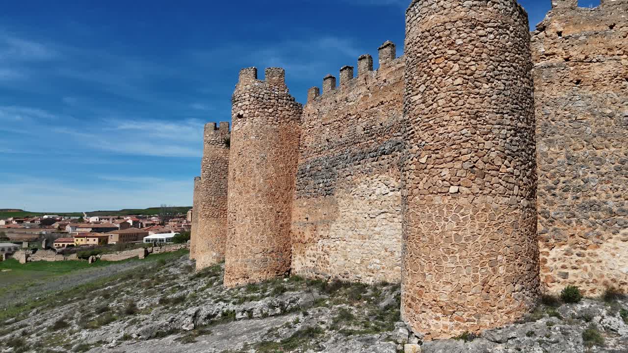 vista aérea de los muros medievales de piedra del castillo de berlanga de duero, soria, españa