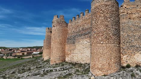 Aerial-drone-view-of-the-stoney-medieval-walls-of-Berlanga-de-Duero-Castle,-Soria,-Spain