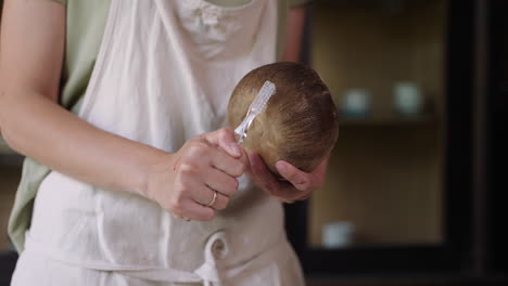 mujer limpiando un cuenco de cerámica hecho a mano