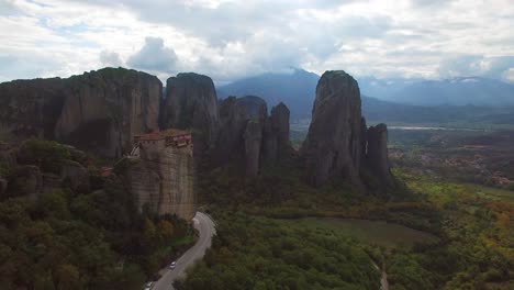 hermosa antena en luz dorada sobre las formaciones rocosas de meteora grecia 2