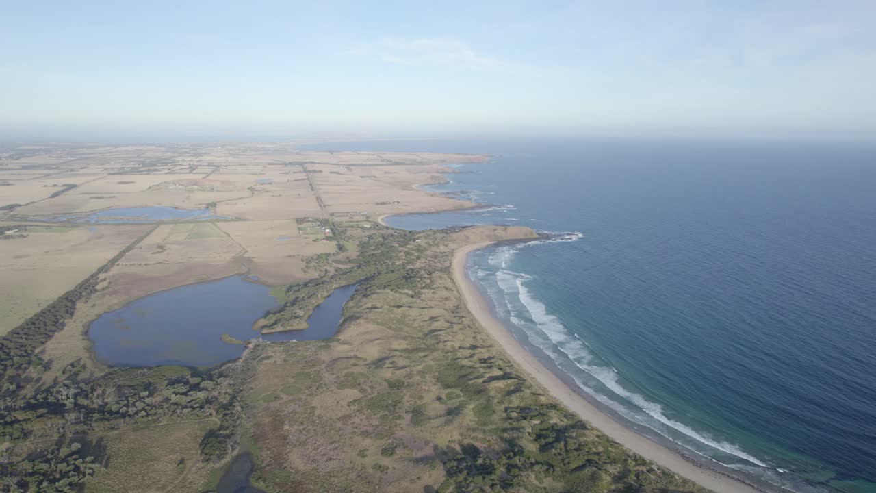 lago swan cerca de la playa de summerland y la bahía de kitty millers en la isla de phillip, victoria, australia
