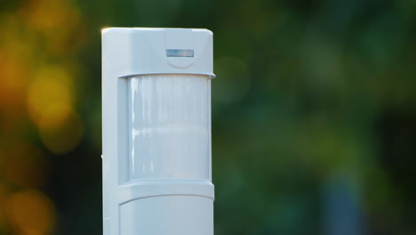 fuera de la habitación se activa un sensor de movimiento seguridad perimetral