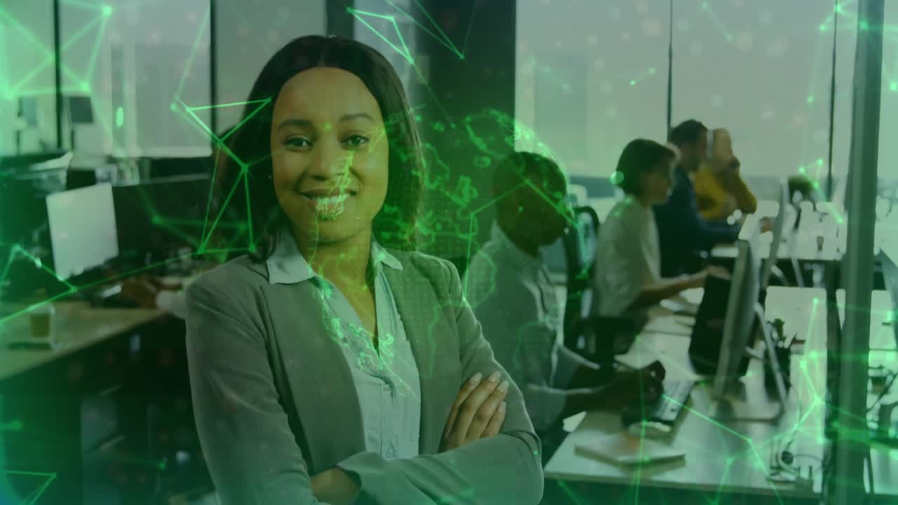 Leader che incrocia le braccia avviando una rete verde che anima i monitor che mostrano connettività tecnologica