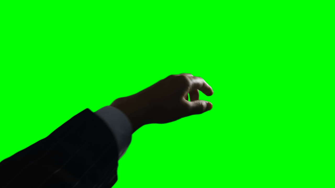 persona haciendo un gesto de la mano contra el fondo de la pantalla verde