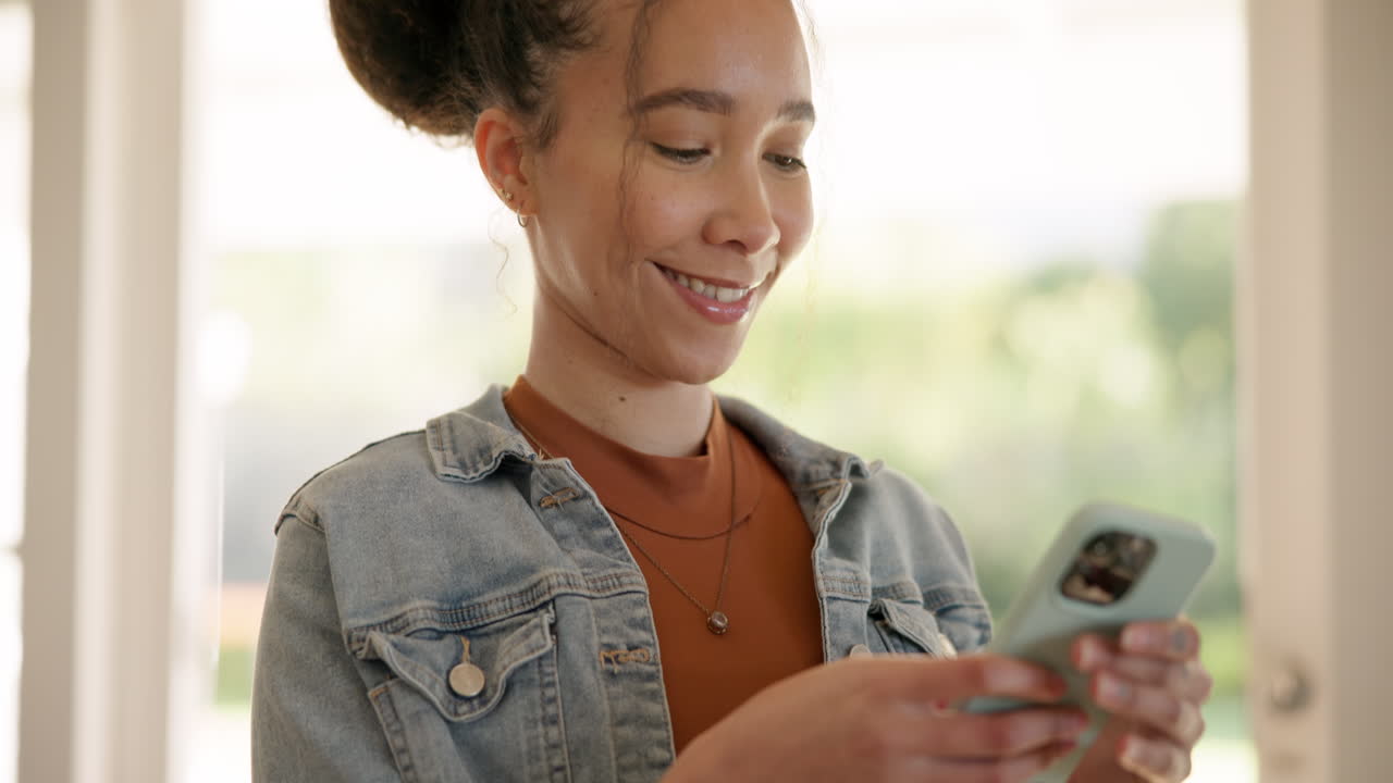 casa, sorriso e donna con uno smartphone