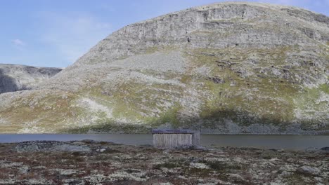 Cobertizo-En-El-Parque-Nacional-Dovrefjell-Sunndalsfjella-En-Noruega,-Paisaje-Del-Parque-Nacional-Escandinavo