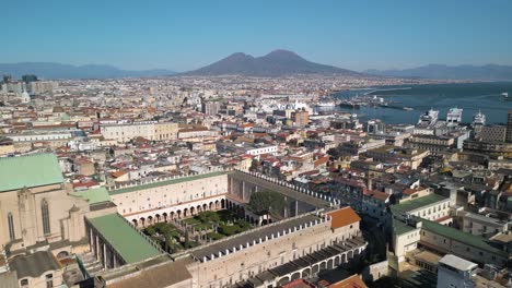 drone disparado hacia adelante sobre santa chiara con el monte vesubio en el fondo