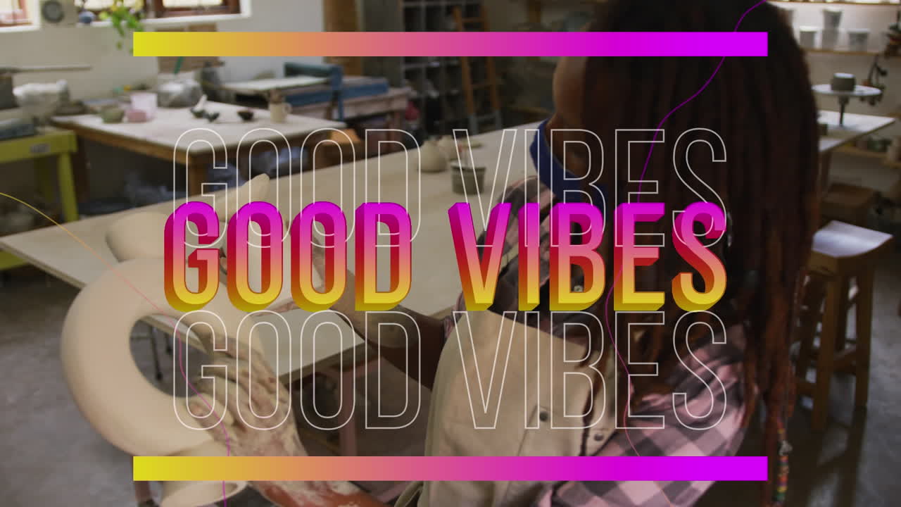 animación de buenas vibraciones texto sobre mujer afroamericana con máscara facial formando cerámica