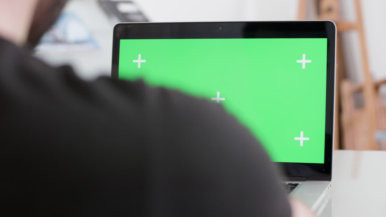 portátil con pantalla verde