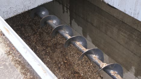 sala de calderas de biocombustibles, almacenamiento de astillas de madera para calefacción de biomasa, bandeja ancha