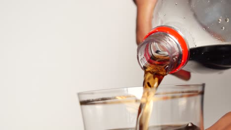 vertiendo refresco en un vaso