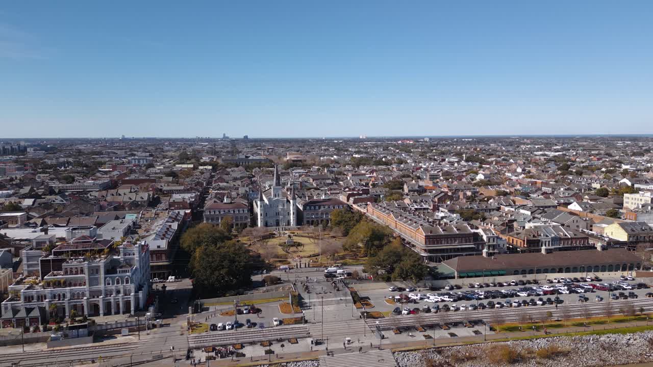Un vivace paesaggio urbano, catturato dall'alto, che mostra una vibrante città con edifici imponenti, lussureggianti parchi verdi e affascinanti case suburbane annidate sotto il vasto cielo