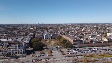 un bullicioso paisaje urbano, capturado desde arriba, que muestra un vibrante paisaje urbano con edificios altísimos, parques verdes exuberantes y encantadoras casas suburbanas enclavadas bajo el cielo expansivo