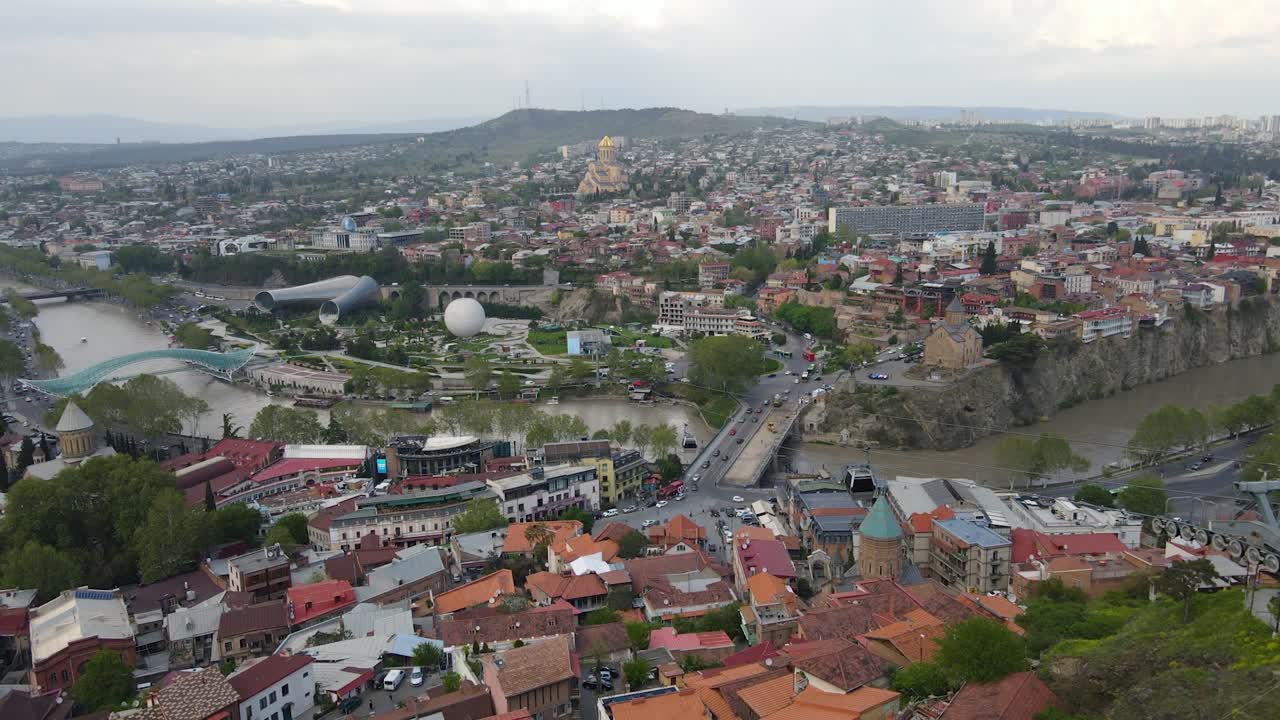Letecký záběr na Tbilisi, Gruzie, centrum města, Most míru, kostel Sameba, řeka, staré domy