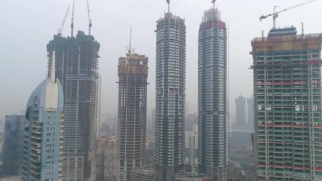 Eine-Drohnenaufnahme-Der-Weltskyline-Mit-Neubauten-Im-Bau