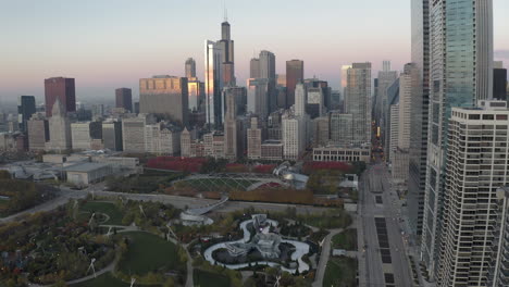 vista aérea de los edificios del centro de chicago y el parque del milenio