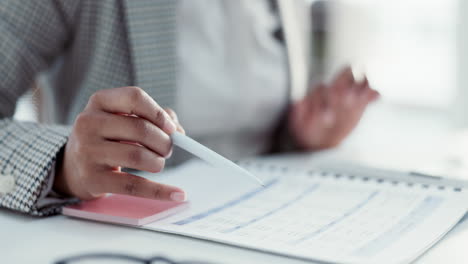 manos, escritura y mujer de negocios con calendario