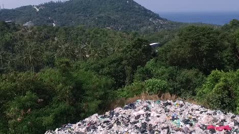 無人機飛向前方 在樹木之間的垃圾山上空 島<unk>背景 1080 hd 亞洲,泰國 用索尼ax700拍攝