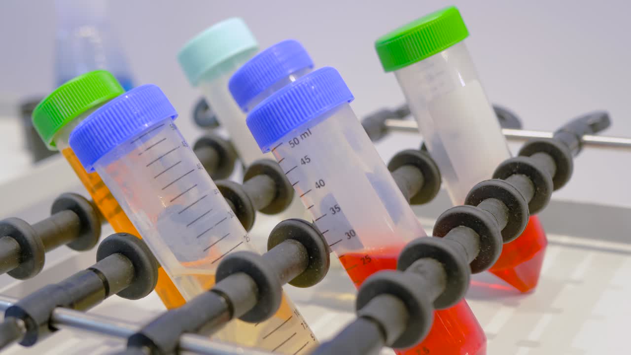 agitador orbital para mezclar, agitar y mezclar muestras biológicas en viales de plástico