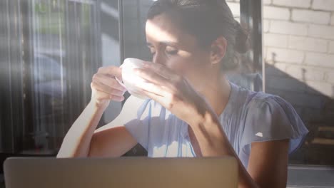 Animation-Von-Lichtflecken-über-Einer-Kaukasischen-Geschäftsfrau-Im-Büro