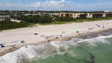 Playa-De-Cacao-Turística-En-Florida-Con-Gente-En-Vacaciones-De-Verano,-Aérea