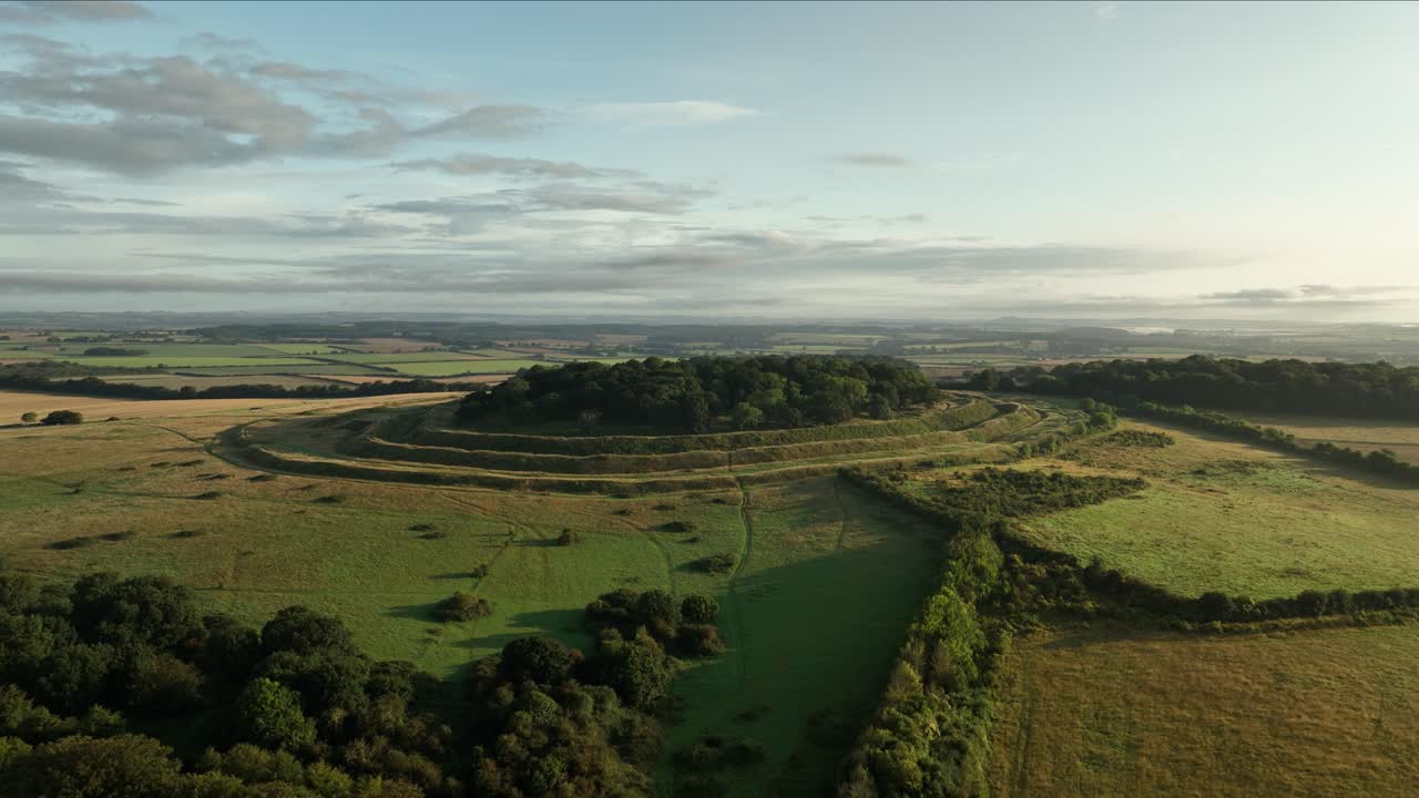 Ripresa aerea di Badbury Rings in una mattina d'estate, Dorset, Inghilterra