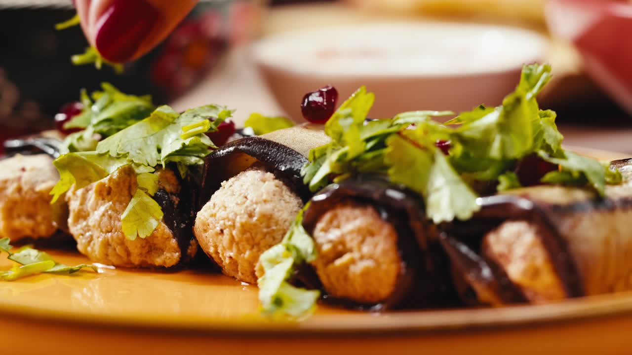 berenjena rellena con granada y cilantro