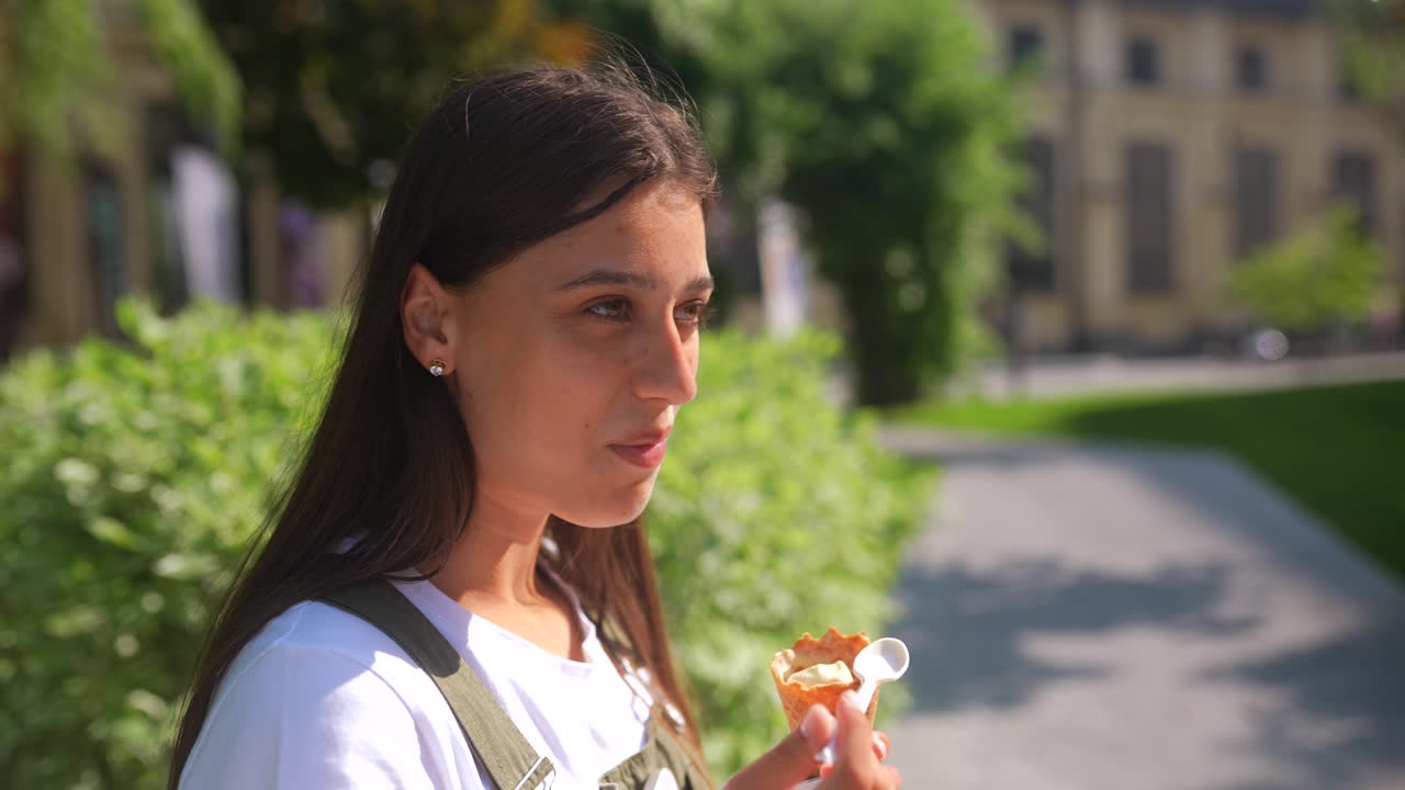 mujer joven comiendo helado al aire libre