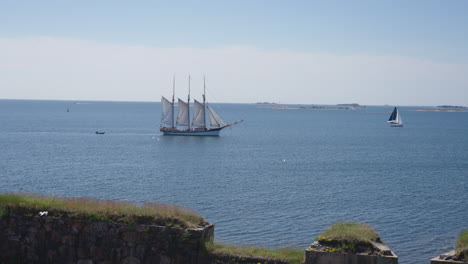 Vintage-Hölzerner-Großsegler,-Der-über-Den-Ruhigen-Horizont-Des-Blauen-Ozeans-Segelt