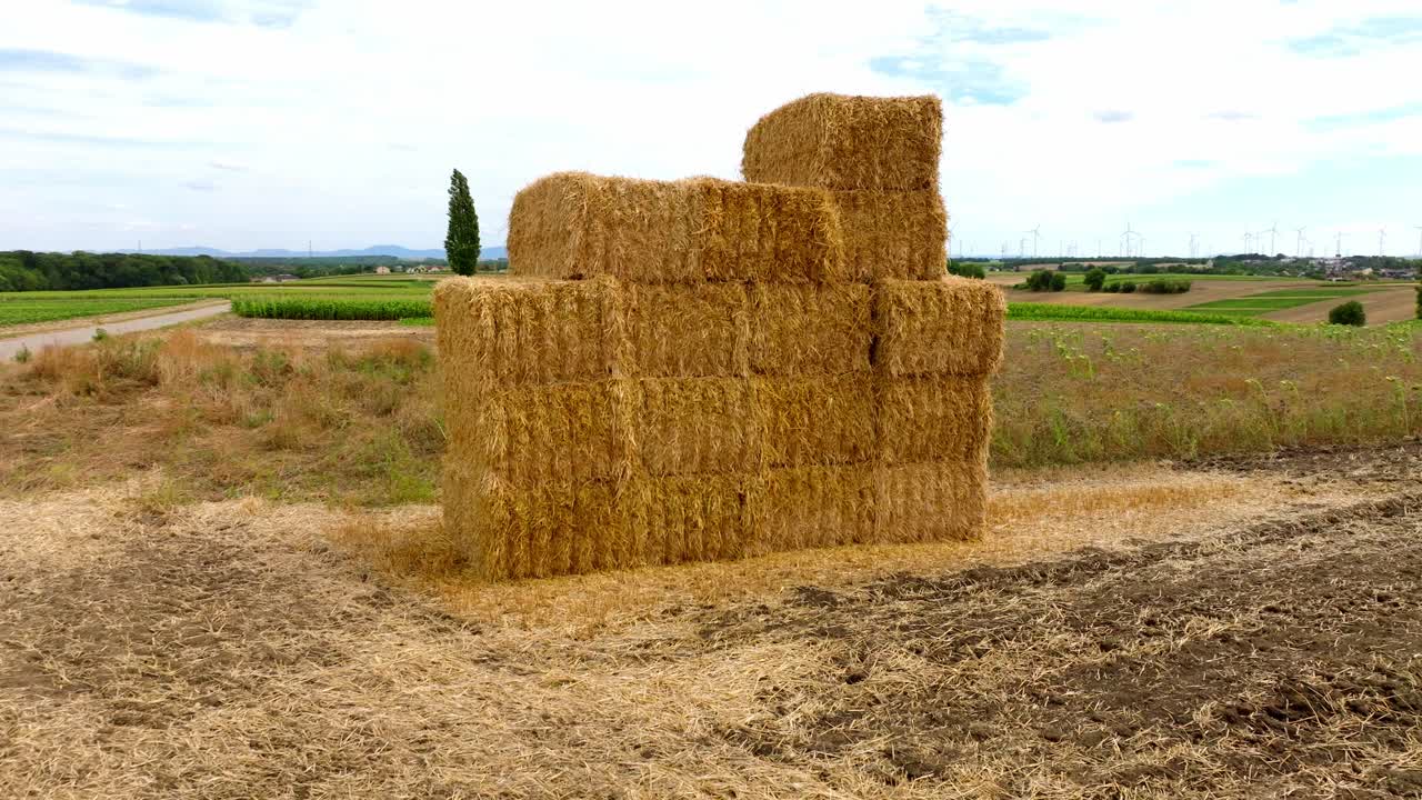 balas de heno de paja apiladas durante la temporada de cosecha en una granja