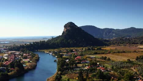 Vista-Aérea-Del-Río-Dalyan,-Las-Montañas-Y-El-Delta