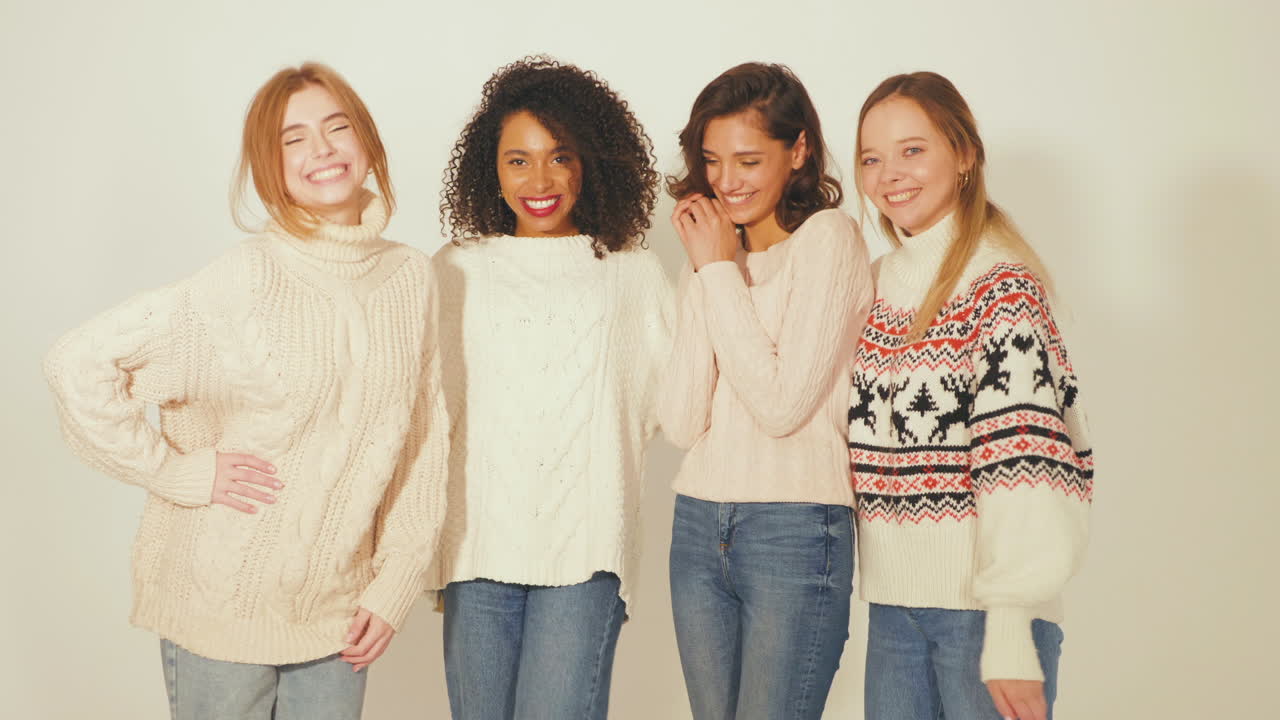 cuatro amigas con suéteres de navidad.