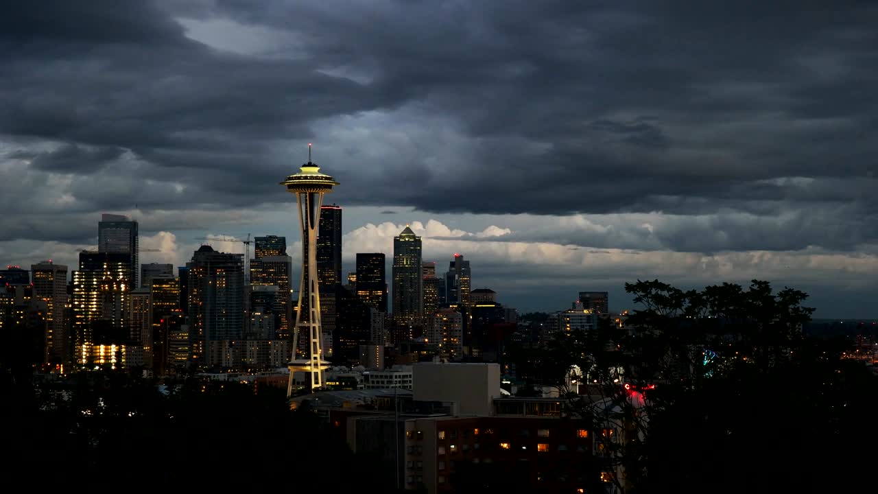 aguja espacial noche tormentosa