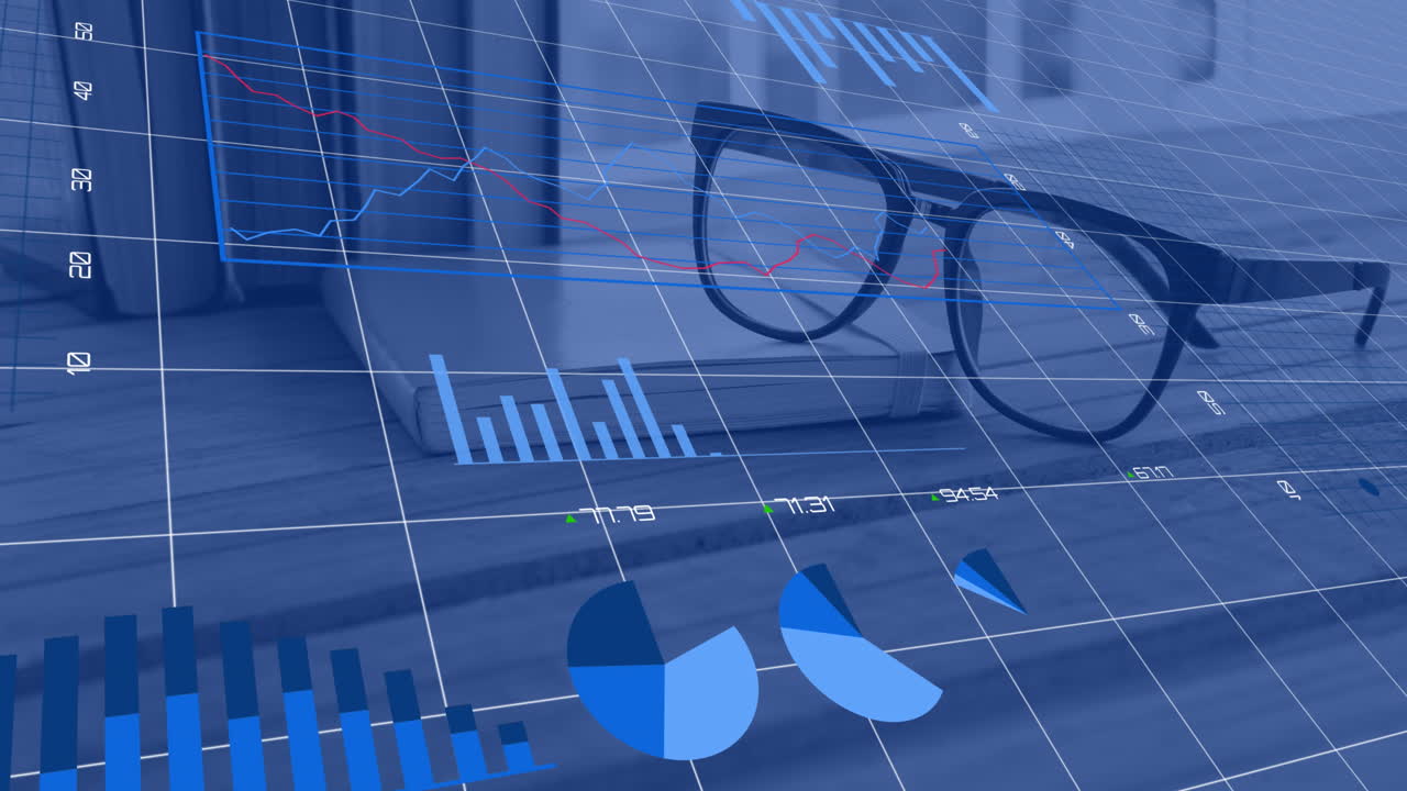 animación de múltiples gráficos con números cambiantes y patrón de cuadrícula sobre gafas y libro en el escritorio