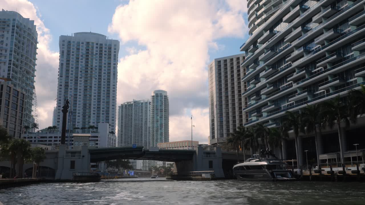 el puente levadizo de la avenida brickell en el centro de miami abre el lapso de tiempo