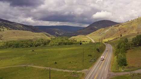 Cariboo-Highway:-Das-Grüne-Gelände-Von-Clinton-BC-Inmitten-Bewölktem-Himmel