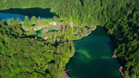 Vista-Aérea-De-Los-Lagos-De-Plitvice-Croacia,-Destino-De-Viaje-De-Vacaciones-En-El-Parque-Nacional,-Lago-De-Agua-Prístina-En-Las-Montañas-Paisaje-No-Contaminado-Paisaje-Durante-Un-Día-Soleado