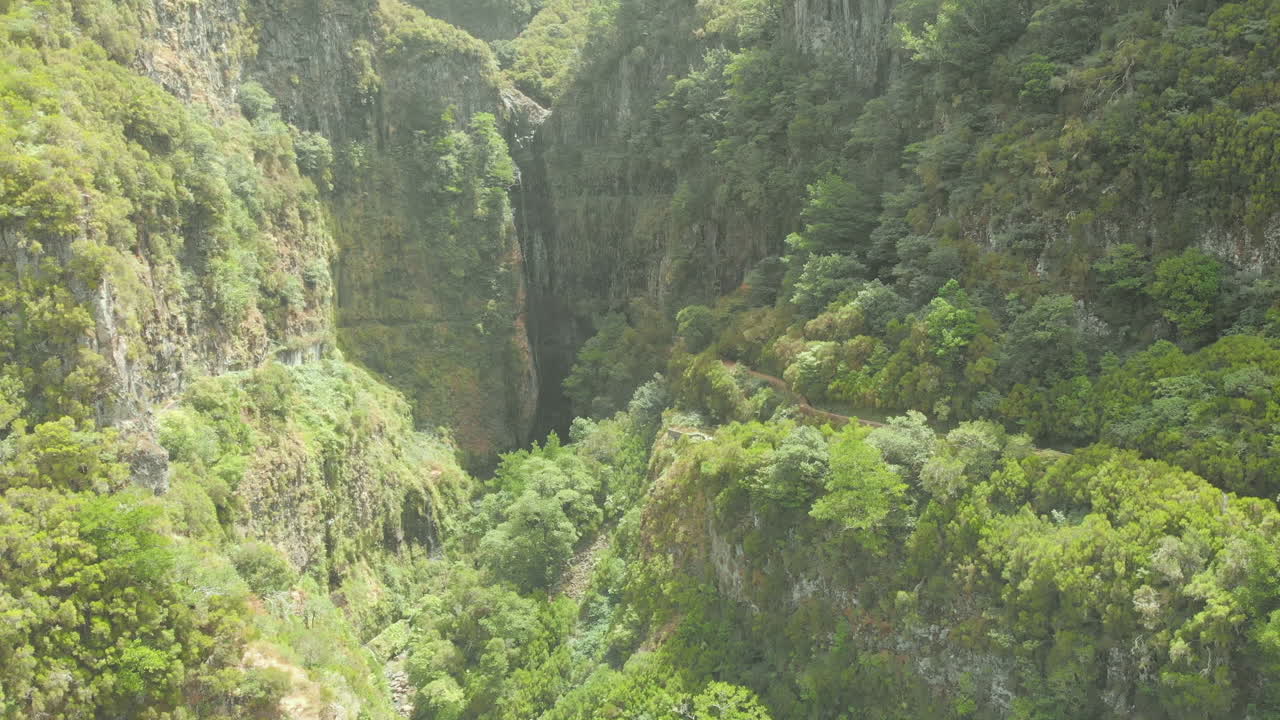 vista de drones de dos cascadas escondidas en "rocha do navio", santana, isla de madeira