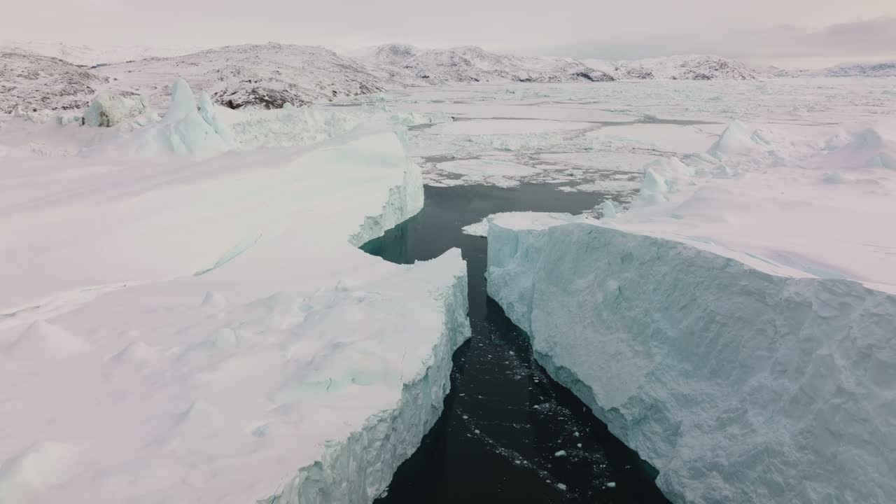 ilulissat icefjord의 바다와 얼음 위의 드론