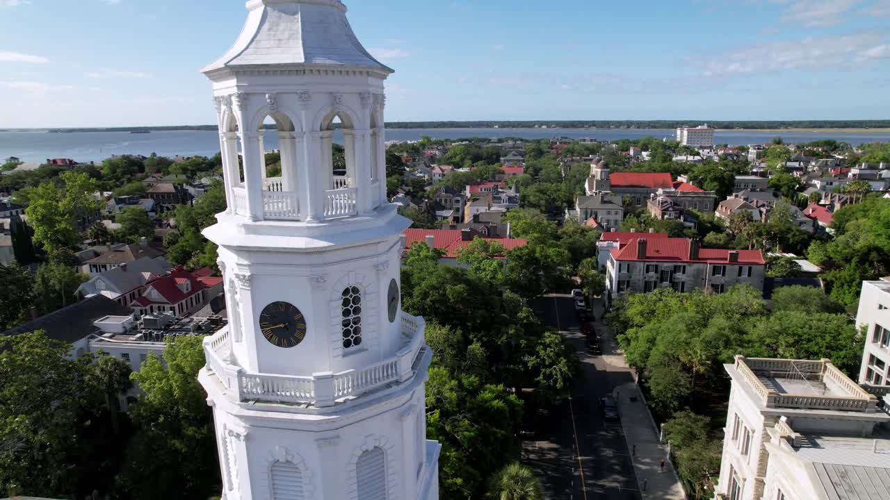 charleston sc, charleston carolina del sur, inclinación aérea lenta hacia abajo, iglesia de st michaels, iglesia de saint michaels