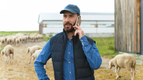 agricultor caucásico hablando por teléfono inteligente afuera