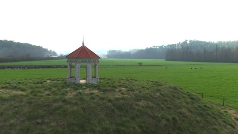 Dron-Volando-Bajo-A-Través-De-Verdes-Pastos-Y-Una-Encantadora-Glorieta-En-Helen,-Ga