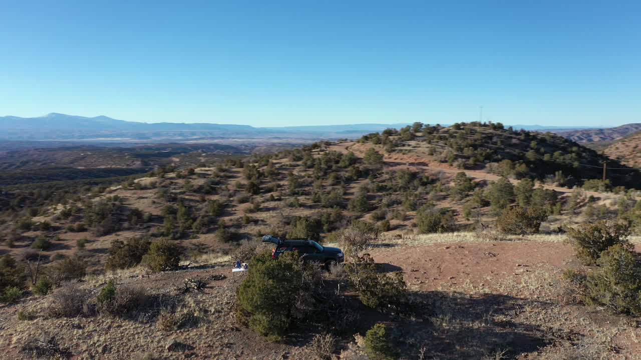 vehículo 4x4 en órbita aérea estacionado en un mirador panorámico en el desierto durante el invierno
