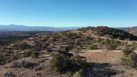 Vehículo-4x4-En-órbita-Aérea-Estacionado-En-Un-Mirador-Panorámico-En-El-Desierto-Durante-El-Invierno