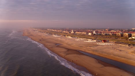 Atemberaubende-Sonnenuntergangsantenne-über-Katwijk-Aan-Zee-Bei-Sonnenuntergang,-Niederlande