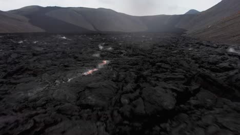 Dampfende-Schwarze-Kruste-Aus-Abkühlender-Lava,-Vulkan-Fagradalsfjall,-Island