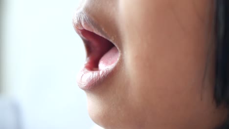 vista de perfil de cerca de la boca de un niño