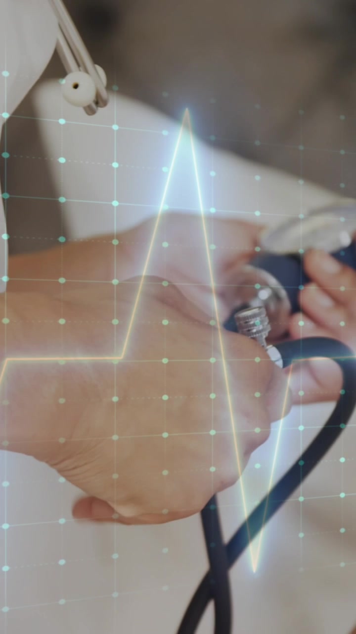 Animazione di un monitor della frequenza cardiaca sopra la parte centrale del corpo di una dottoressa che controlla la pressione sanguigna di un paziente